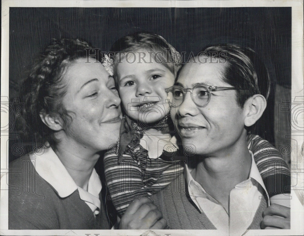 1949 Press Photo Jack Ho and wife Berthilde &amp; adopted child Judith Ann Rouff - Historic Images