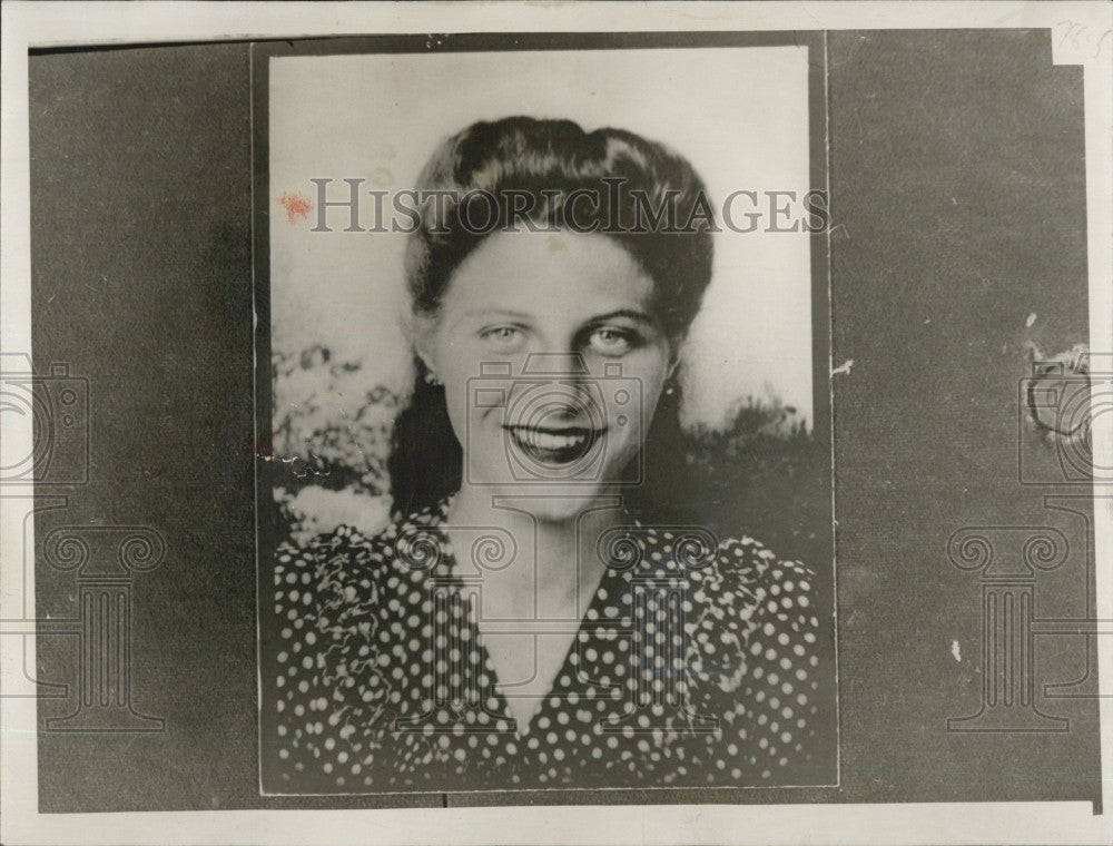 1944 Press Photo Anna Hiabanis of Maverick sq Boston - Historic Images