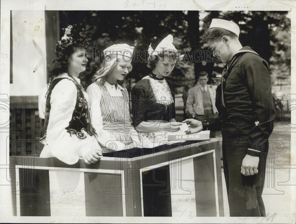 1942 Press Photo Sailor Henry Hladysh, Laura Strugg, Elizabeth WIndsor - Historic Images