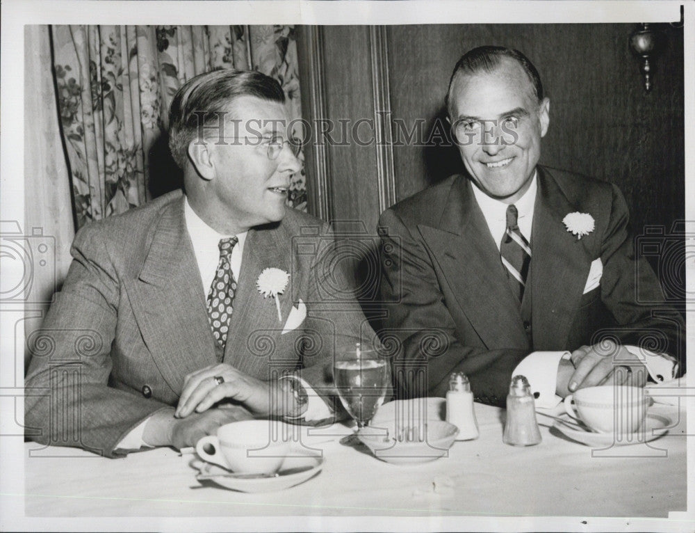 1949 Press Photo J Paul Hoag President Of Ad Club with WH Robinson - Historic Images