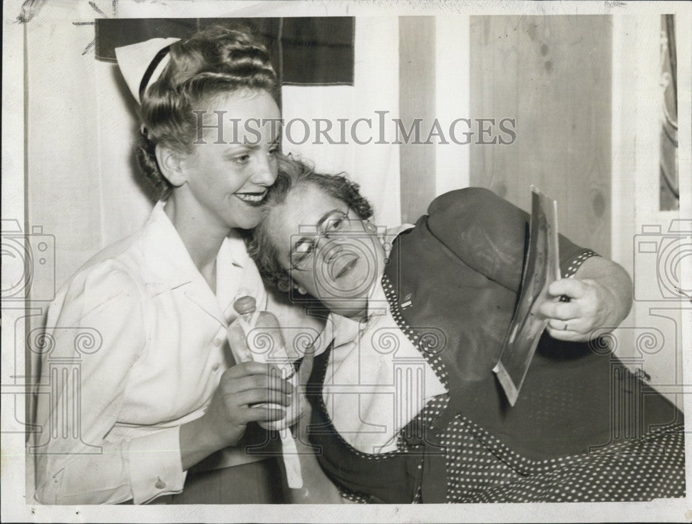 1943 Press Photo Lillian Hixenbaugh Shows Pictures Of Son To Nurse - Historic Images