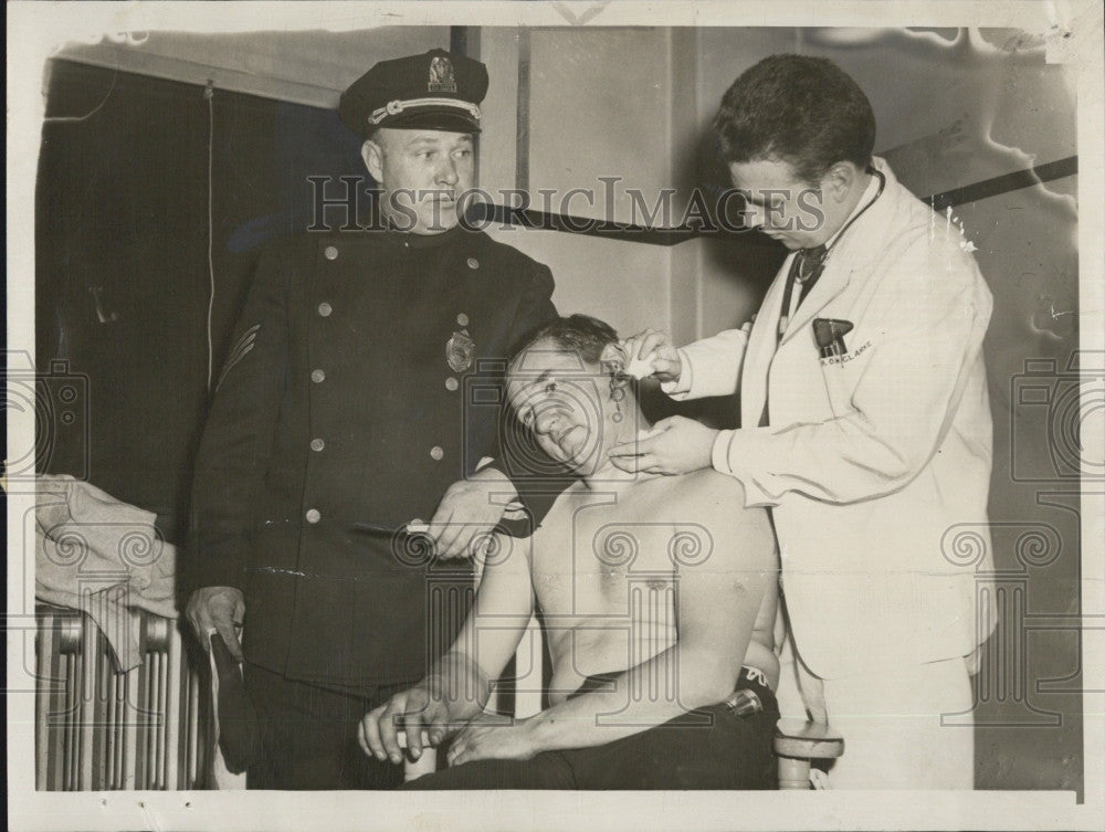 1945 Press Photo Officer Hervert Lynch With Dr Clarke After Being Attacked - Historic Images