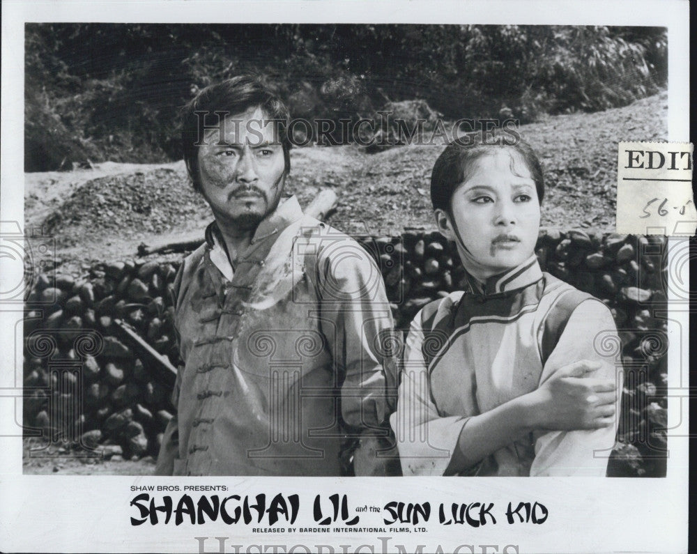 1973 Press Photo Chin Han &amp; Sue Sue in &quot;Shangai Lil&#39; and the Sun Luck Kid&quot; - Historic Images