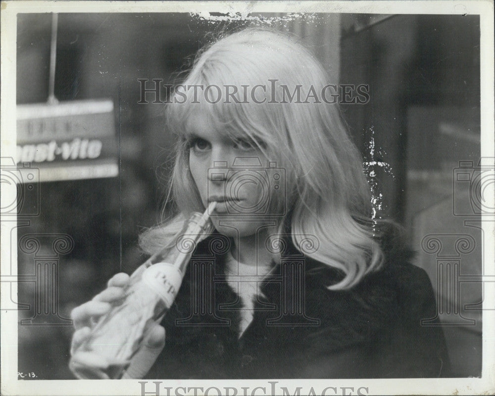 1968 Press Photo Actress Carol White British Film Poor Cow Drinking Pepsi - Historic Images