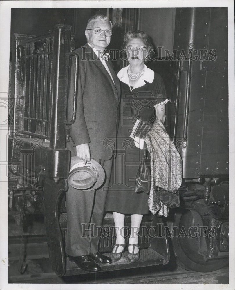 1958 Press Photo Mr &amp; Mrs George Alpert Leaving Private Car Arriving in New York - Historic Images