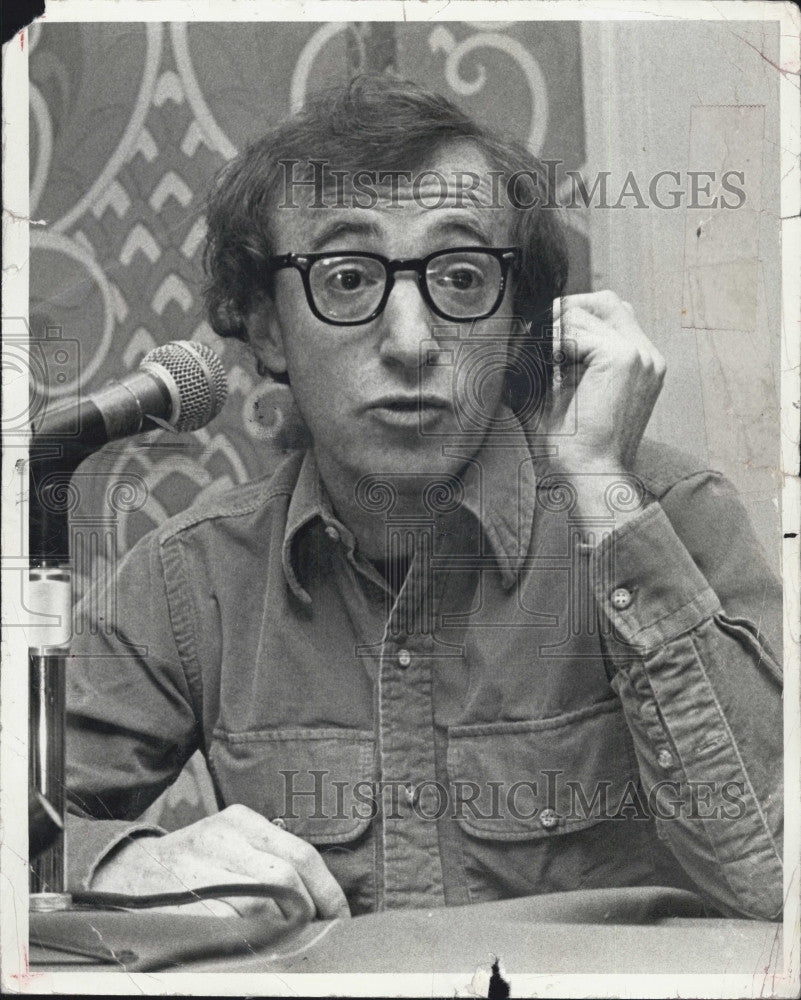 1977 Press Photo Actor Woody Allen in a interview - Historic Images