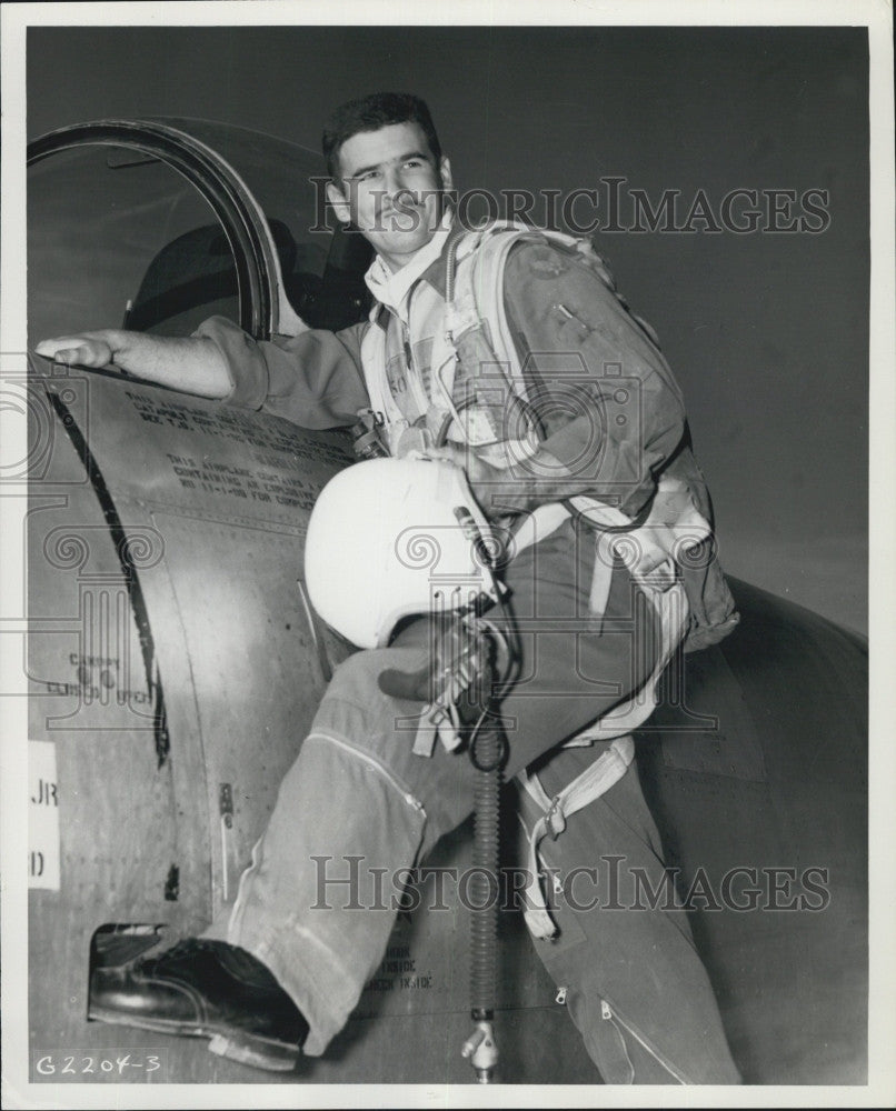 1951 Press Photo 1st Lt. Russell H.Miller climbs into his F-86 Sabrejet. - Historic Images