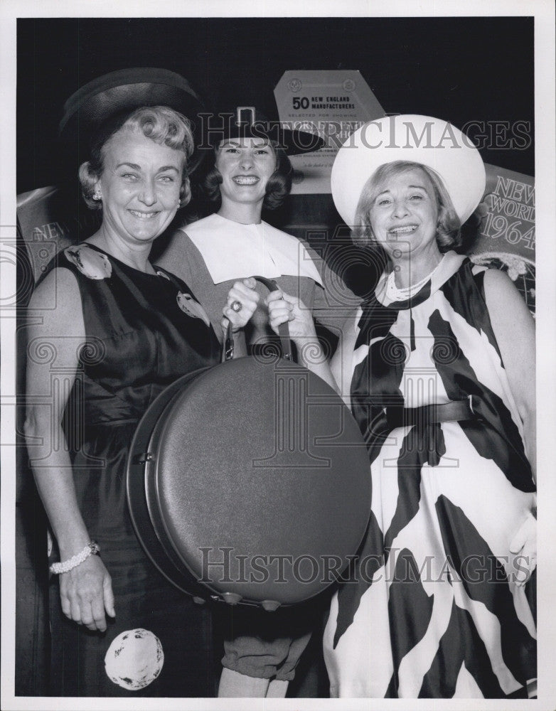 1964 Press Photo New England World&#39;s Fair Fashion Show wife Gov Toni Peabody - Historic Images