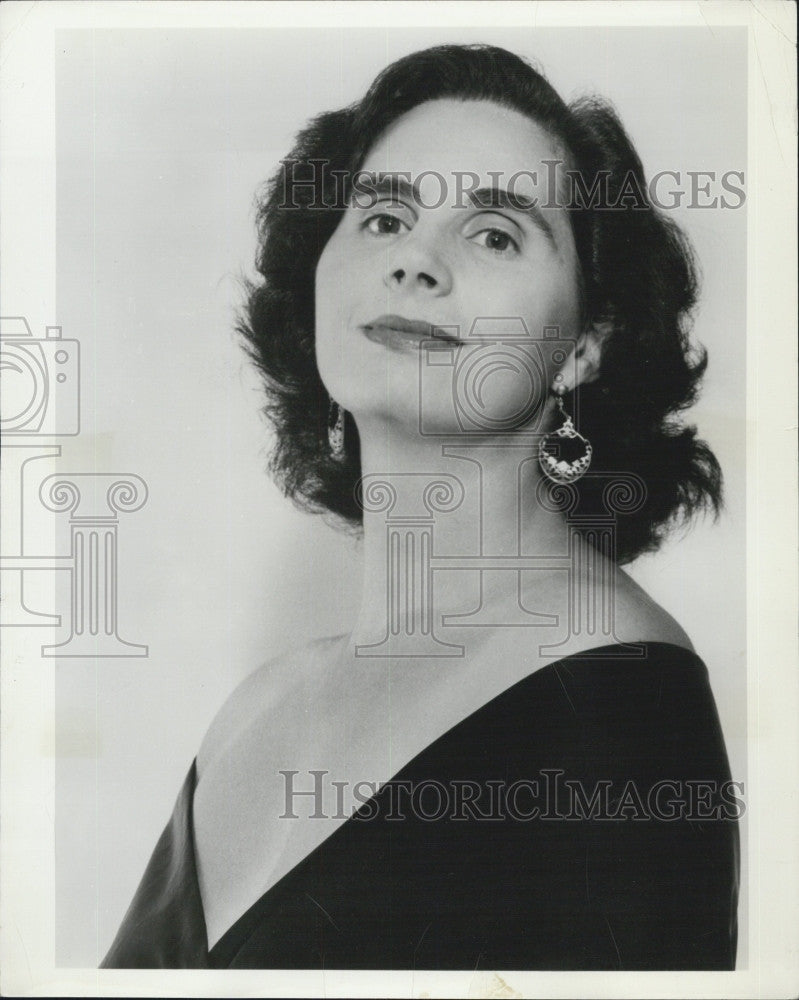 1930 Press Photo A Woman in Formal Wear - Historic Images