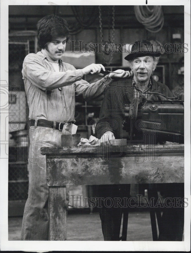 1974 Press Photo Jack Albertson &amp; Freddie Prinze in &quot;Chico and The Man&quot; - Historic Images