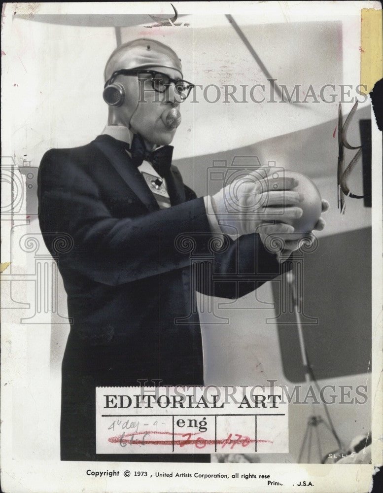 1973 Press Photo Actor Woody Allen dressed up as &quot;Domesticon&quot;. - Historic Images
