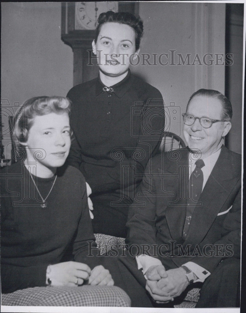 1957 Press Photo H.Meade Alcorn, GOP National Chairman with wife and daughter. - Historic Images