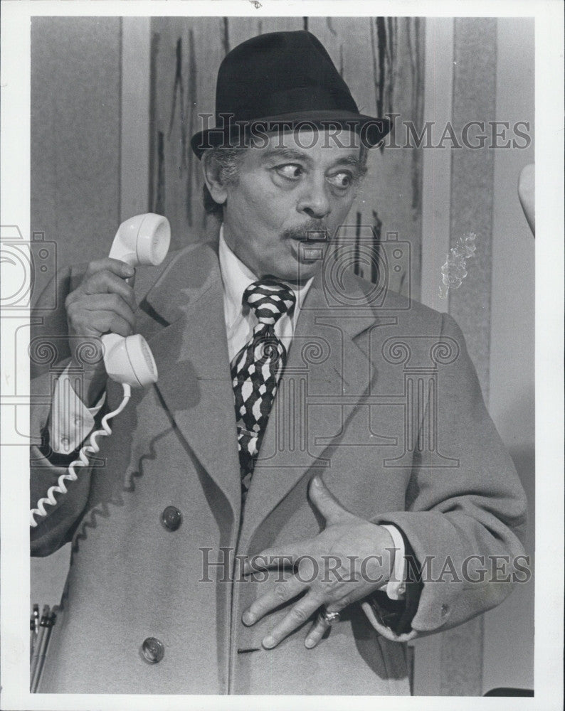 1974 Press Photo Julius Adler Stars In Don&#39;t Drink The Water - Historic Images