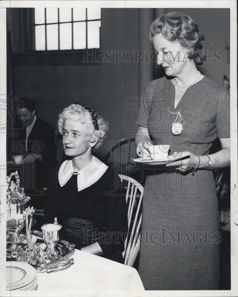 1957 Press Photo Mrs. Nelson Aldrich and Mrs. Charles Honey - Historic Images