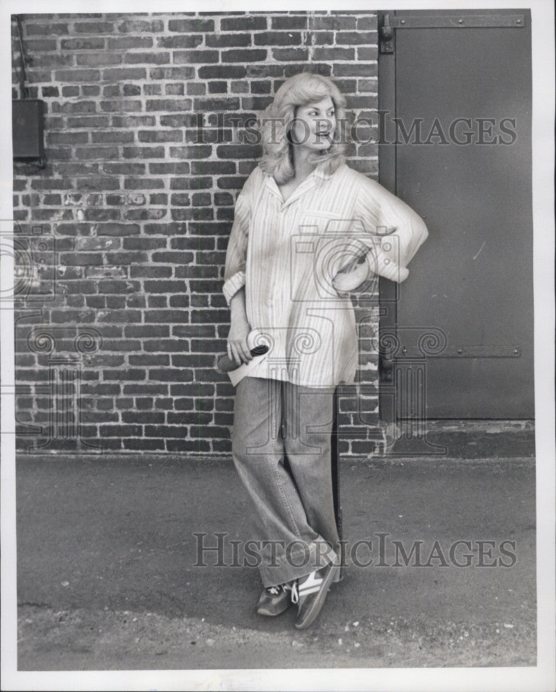 1978 Press Photo Actress Bea Swanson Pajama Top Jeans Hairbrush Brick Wall - Historic Images