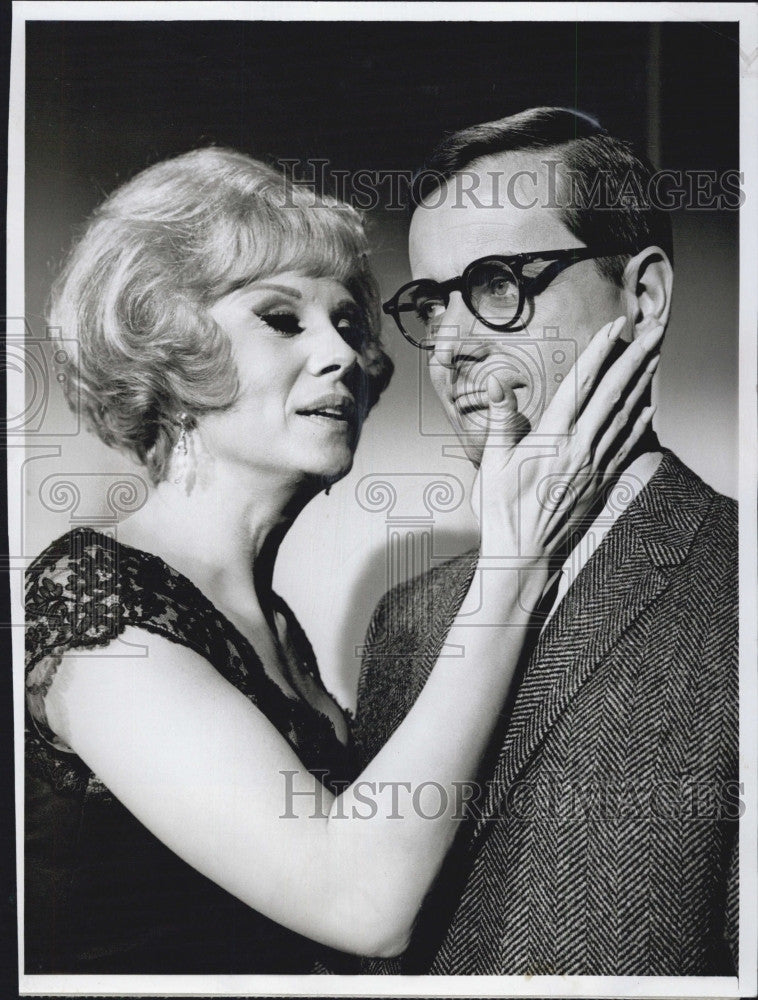 1967 Press Photo  Barbara Stuart &amp; Bill Daniels in &quot;Captain Nice&quot; - Historic Images