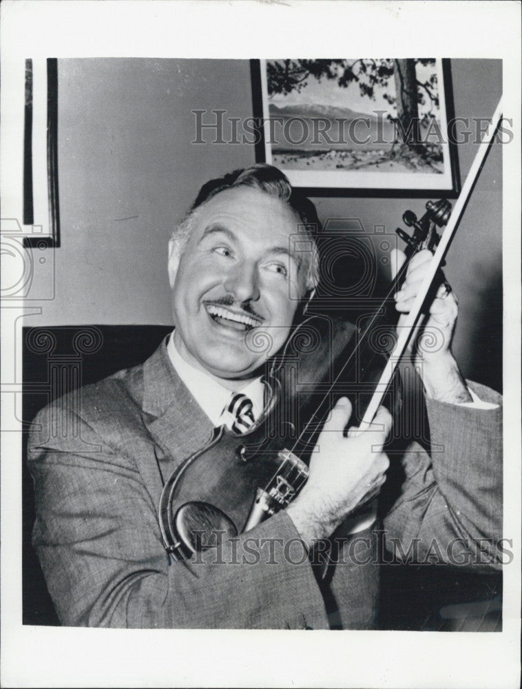 1957 Press Photo George, brother of musician Liberace &amp; a violin - Historic Images