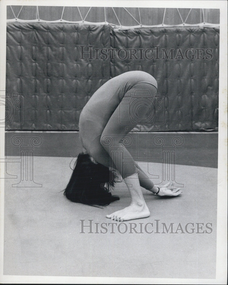 1974 Press Photo Dancer, Maggie Lettvin doing yoga - Historic Images