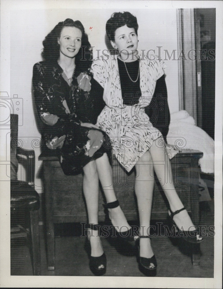 1945 Press Photo Actress Pat Patrick &amp; sister Wanita Patrick - Historic Images