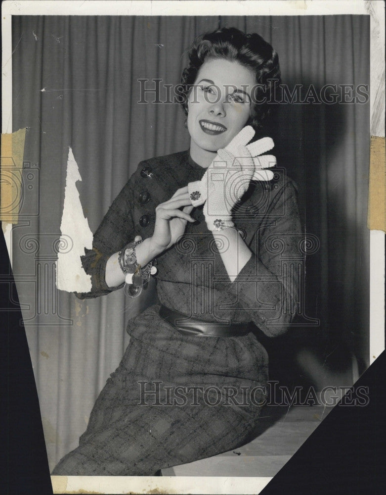 1956 Press Photo Actress Evelyn Patrick Poses - Historic Images