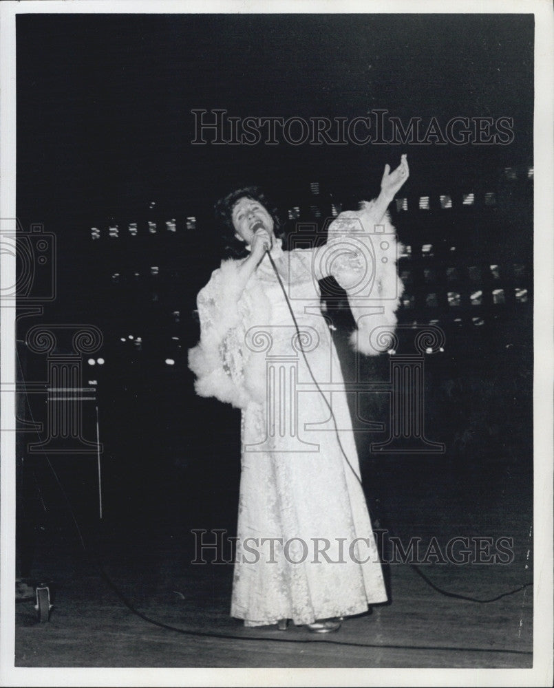 1976 Press Photo  Recording star Carmel Quinn - Historic Images