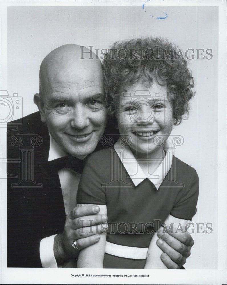 1982 Press Photo Actors Albert Finney &amp; Aileen Quinn in &quot;Annie&quot; - Historic Images