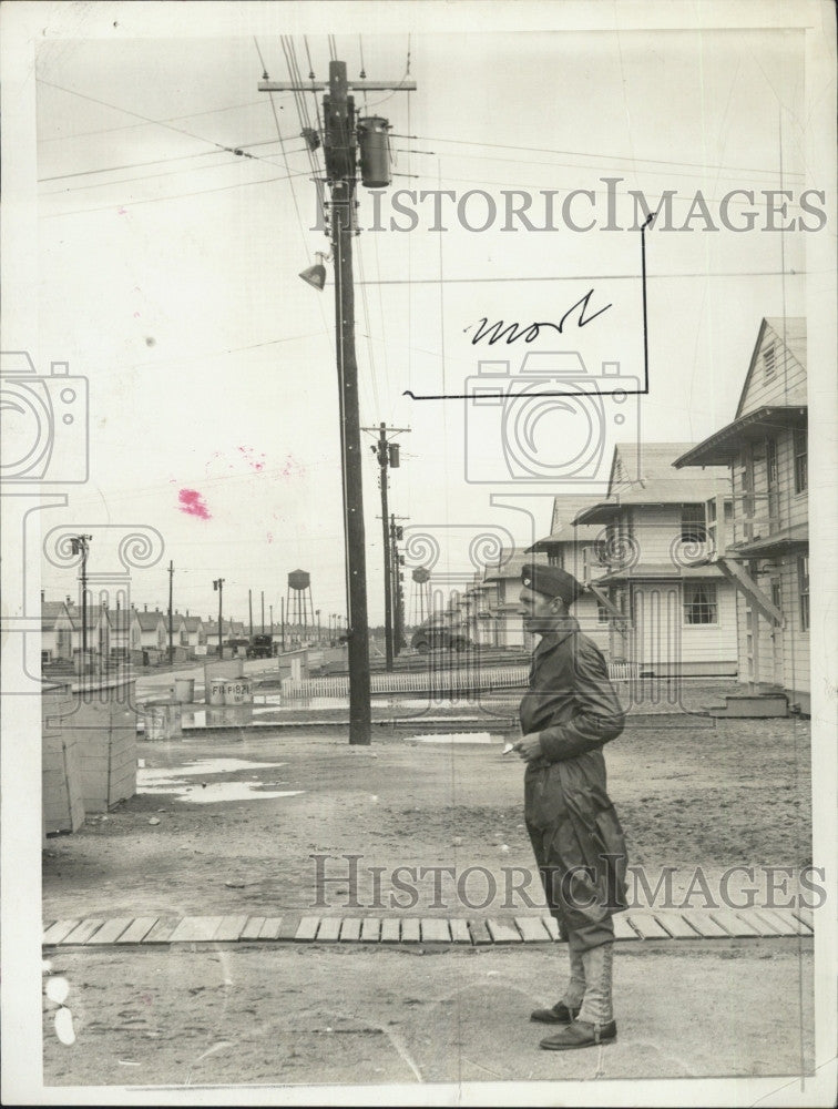 1941 Press Photo Private Frank Quinn of B. Co 182 on Guard Duty - Historic Images