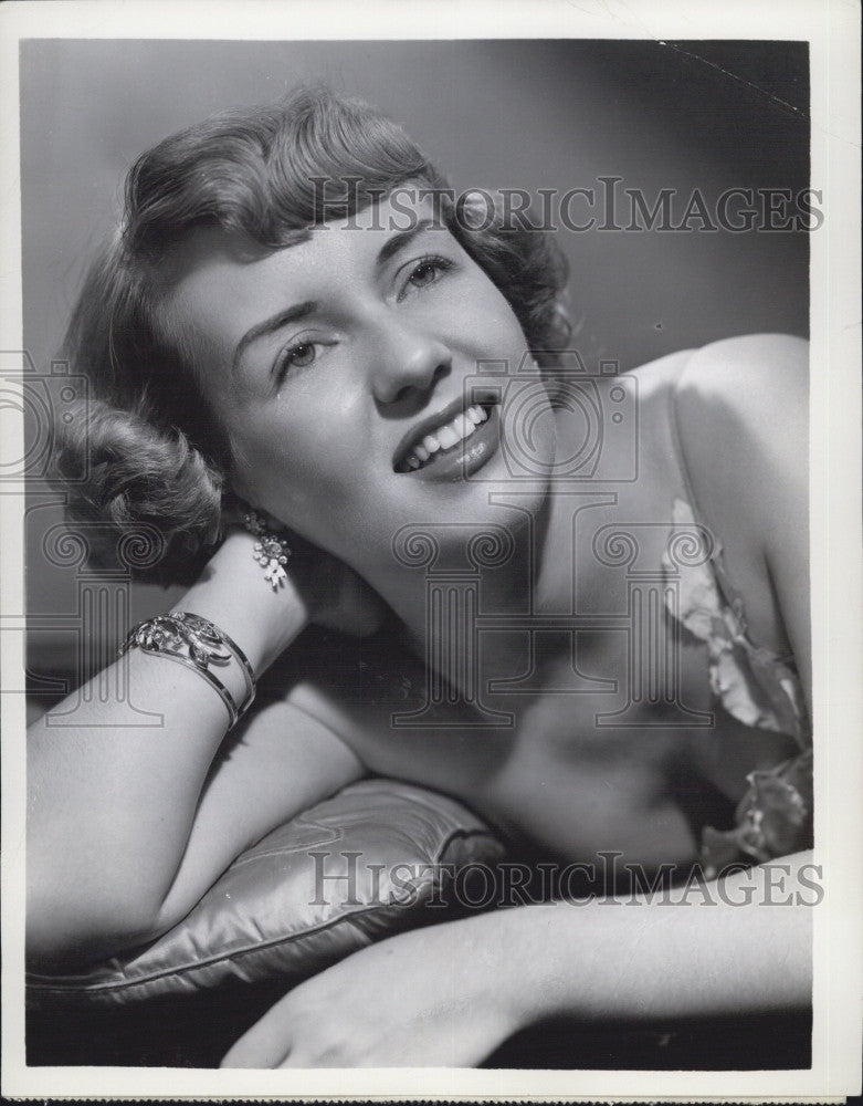 1950 Press Photo Actress Roberta Quinlan on &quot;Mohawk Show Room&quot; - Historic Images