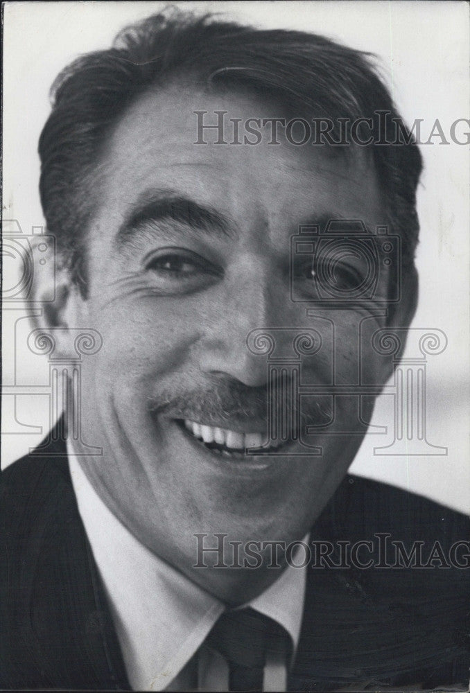 1962 Press Photo Actor Anthony Quinn in &quot;THCIN-TCHIN&quot; - Historic Images