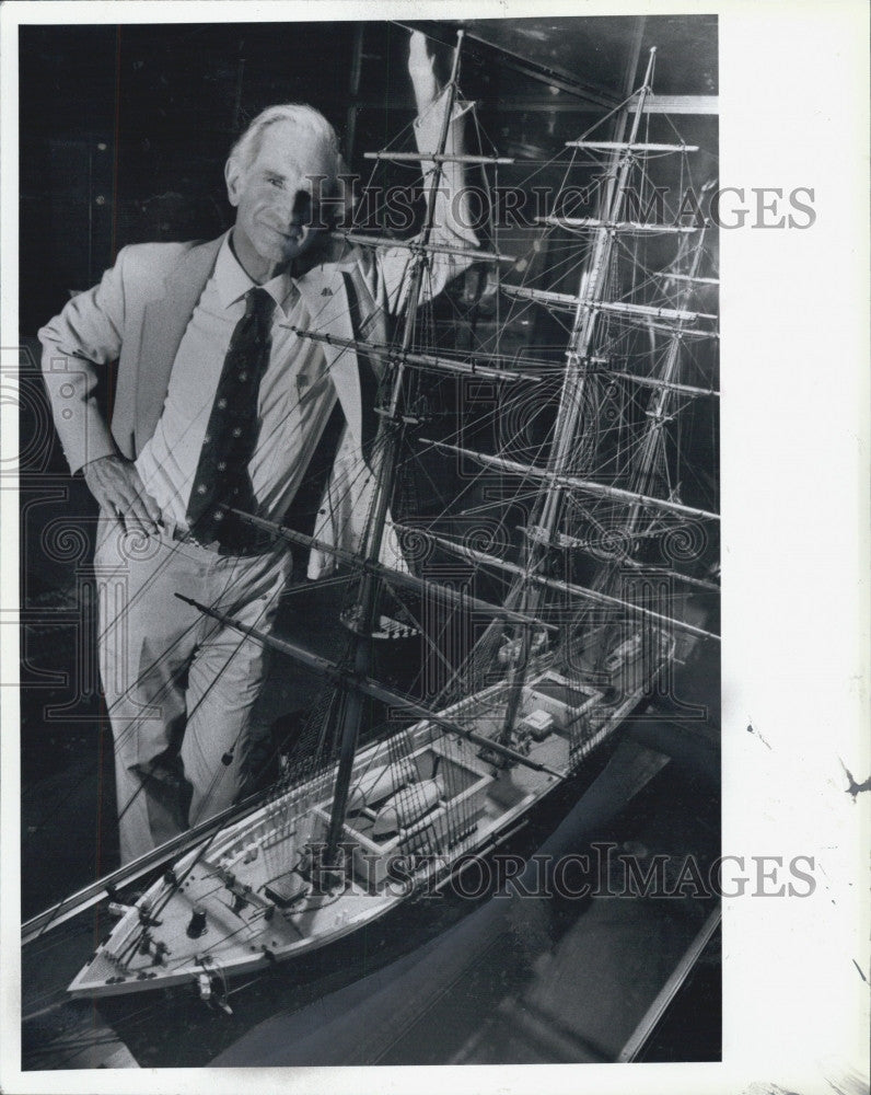 1989 Press Photo Charles Quinlan at his Model of &quot;Flying Cloud&quot; a Clipper Ship - Historic Images