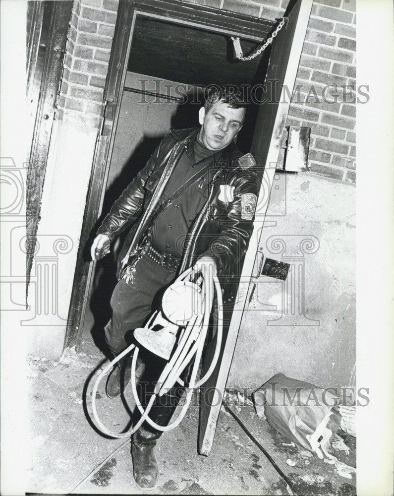 Press Photo Police Officer Bringing Out Evidence from the Scene of a Murder - Historic Images