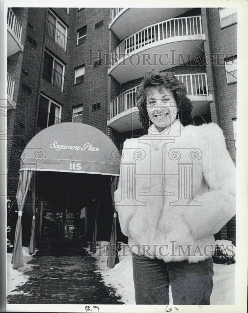 1985 Press Photo Radio DJ, Nancy Quil   at home - Historic Images