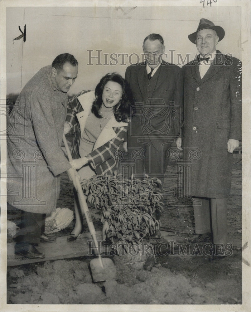 1959 Press Photo Jose Quintero Siobhan McKenna Plant Tree - Historic Images