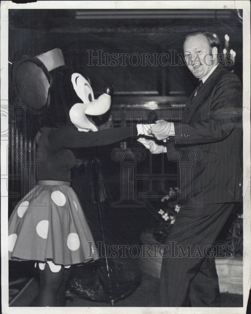 1973 Press Photo Atty Gen. of Massachusetts Robert Quinn &amp; &#39;Alice in wonderland&#39; - Historic Images