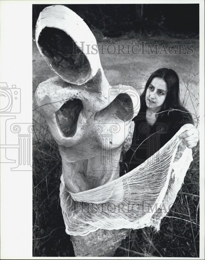 1994 Press Photo Artist and sculptress Nora Valdez works on her pieces - Historic Images