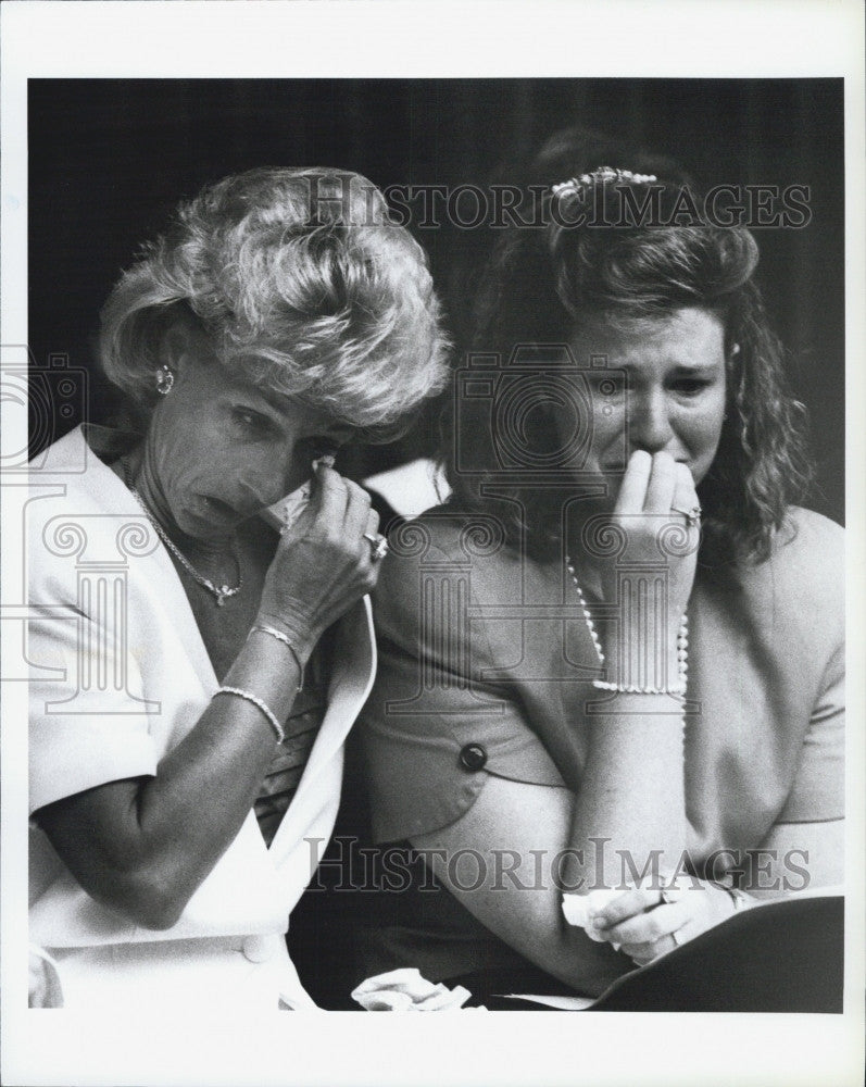 Press Photo Norma Quinns Daughters Mourning After She Died In Boating Accident - Historic Images