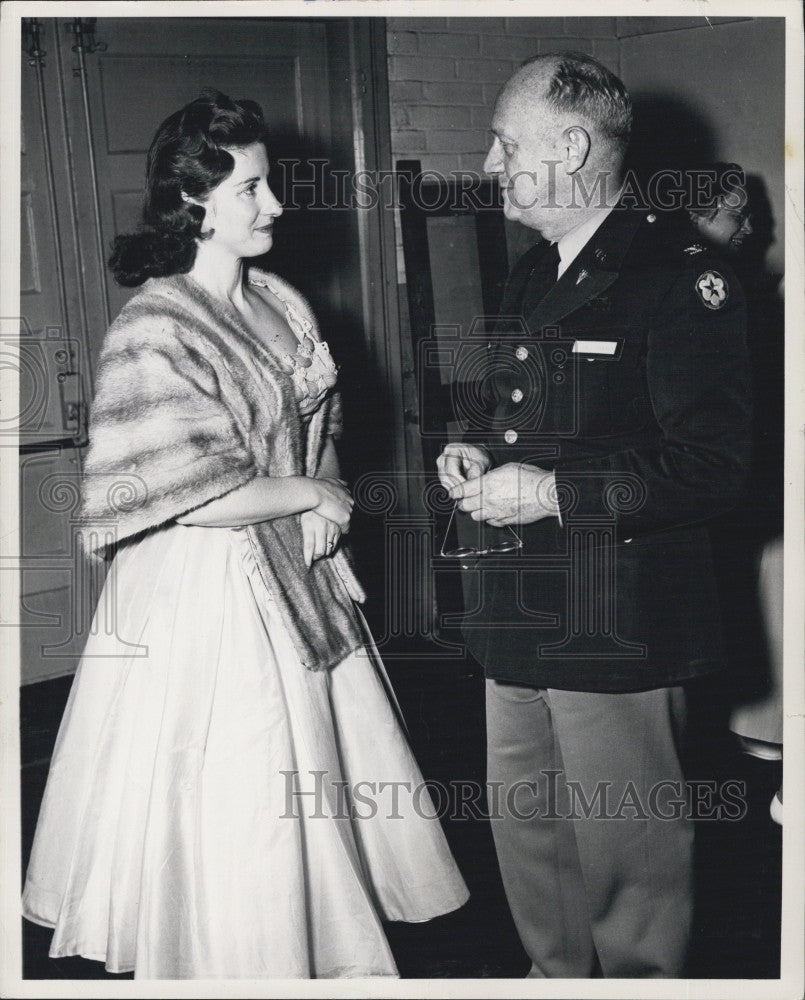 1956 Press Photo Col Arthur J Redland &amp; singer Carmel Quinn - Historic Images