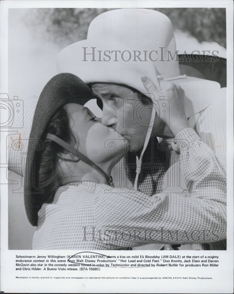 1978 Press Photo Karen Valentine Kisses Jim Dale in Disney&#39;s Hot And Cold Feet - Historic Images