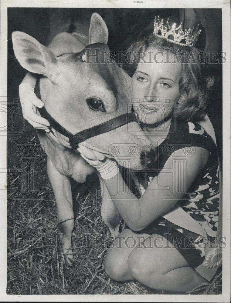 1968 Press Photo Dairy Princess Kay Betty Leining cuddle calf on display - Historic Images