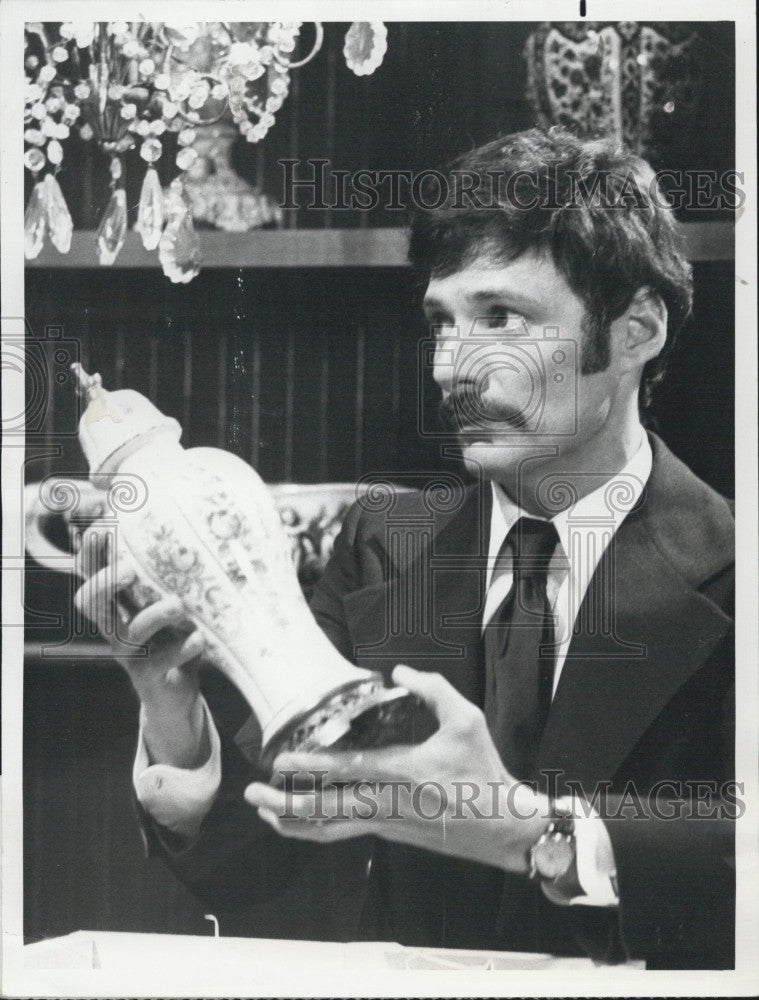 1975 Press Photo &quot;Roman Grey In The Art Of Crime&quot; Star Ron Leibman - Historic Images