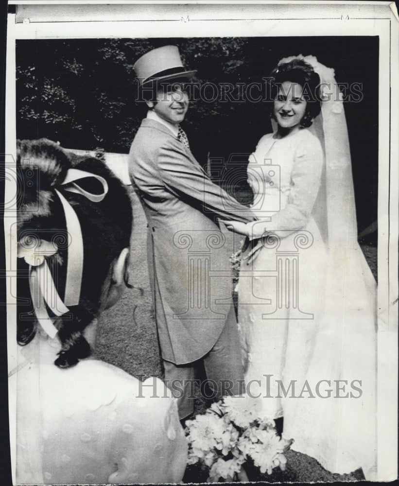 1970 Press Photo Marc Leland And Bride Pose For Pics-Gustava Rothschild-Paris - Historic Images