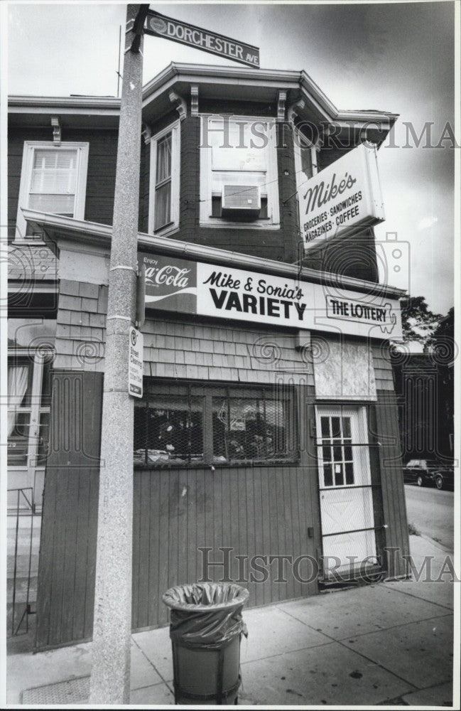 1988 Press Photo Mike &amp; Sonia&#39;s Variety Store In Dorchester Owned By Mary Lenane - Historic Images