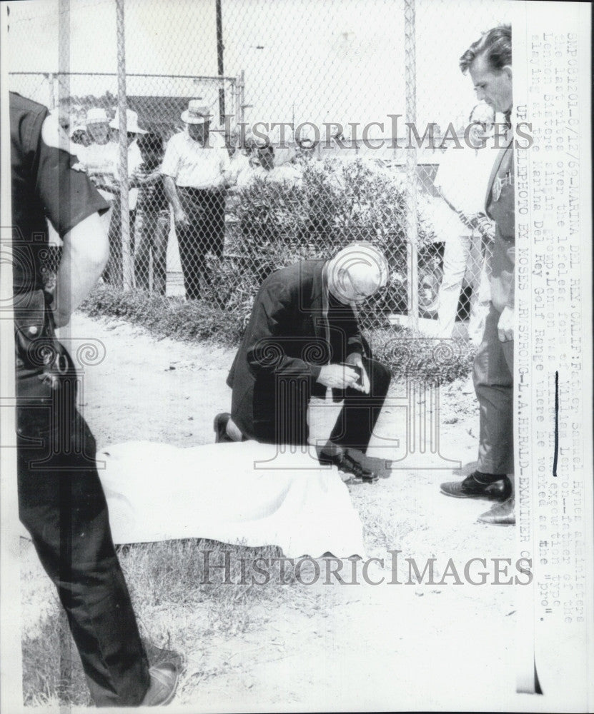 1969 Press Photo Police at Crime Scene - Historic Images