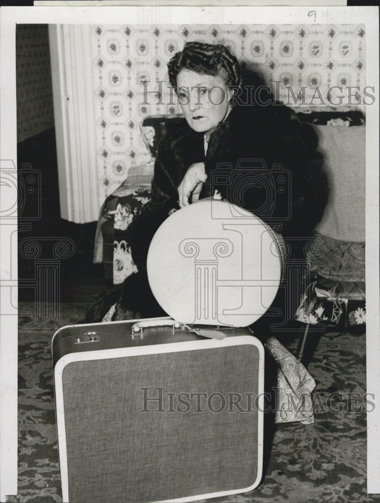 1954 Press Photo Annie Lennell Woman Hatbox Suitcase Sitting Baggage - Historic Images