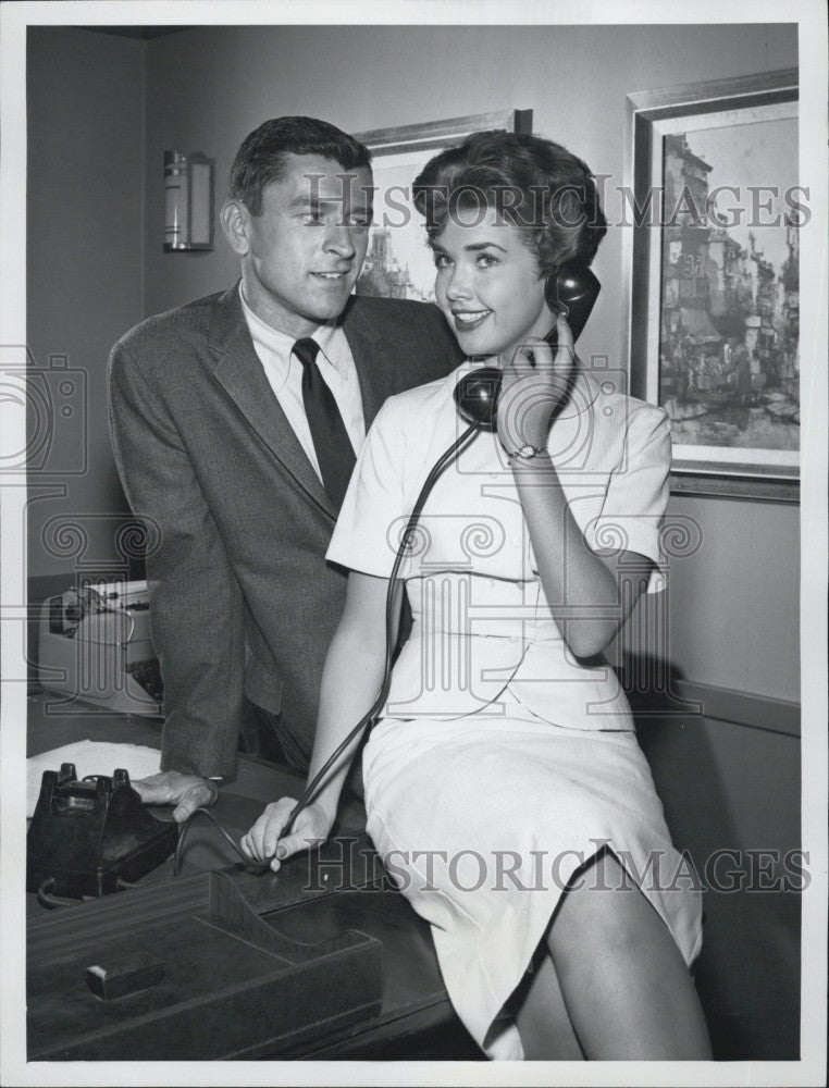 1961 Press Photo Actress Lee Ann Meriwether And Actor Frank Aletter In Office - Historic Images