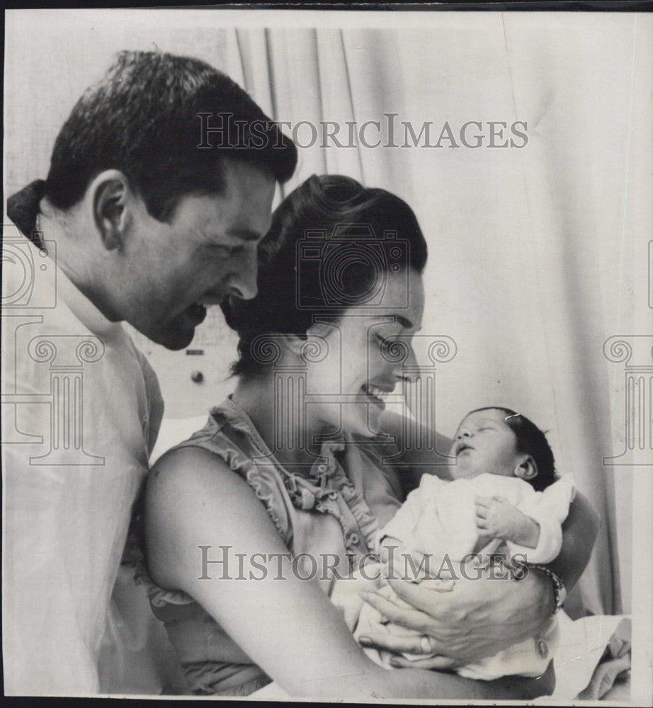 1960 Press Photo Actress Lee Ann Meriweather Shows Off Daughter Kyle Kathleen - Historic Images