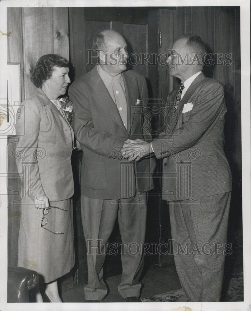 1953 Press Photo Mr And Mrs Edward Hoagland Congratulated On New Marriage - Historic Images