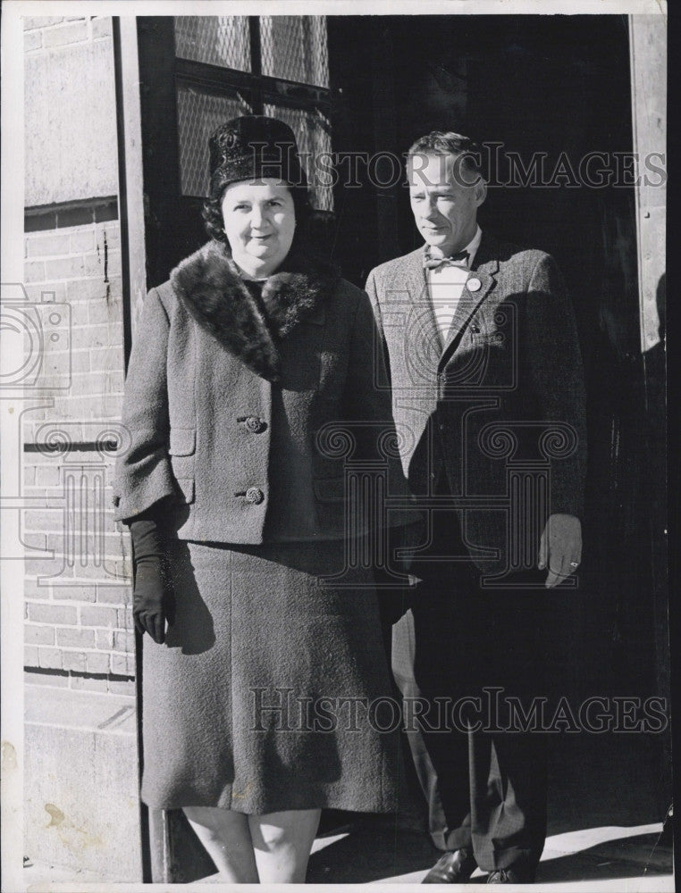 Press Photo Two unidentified people - Historic Images