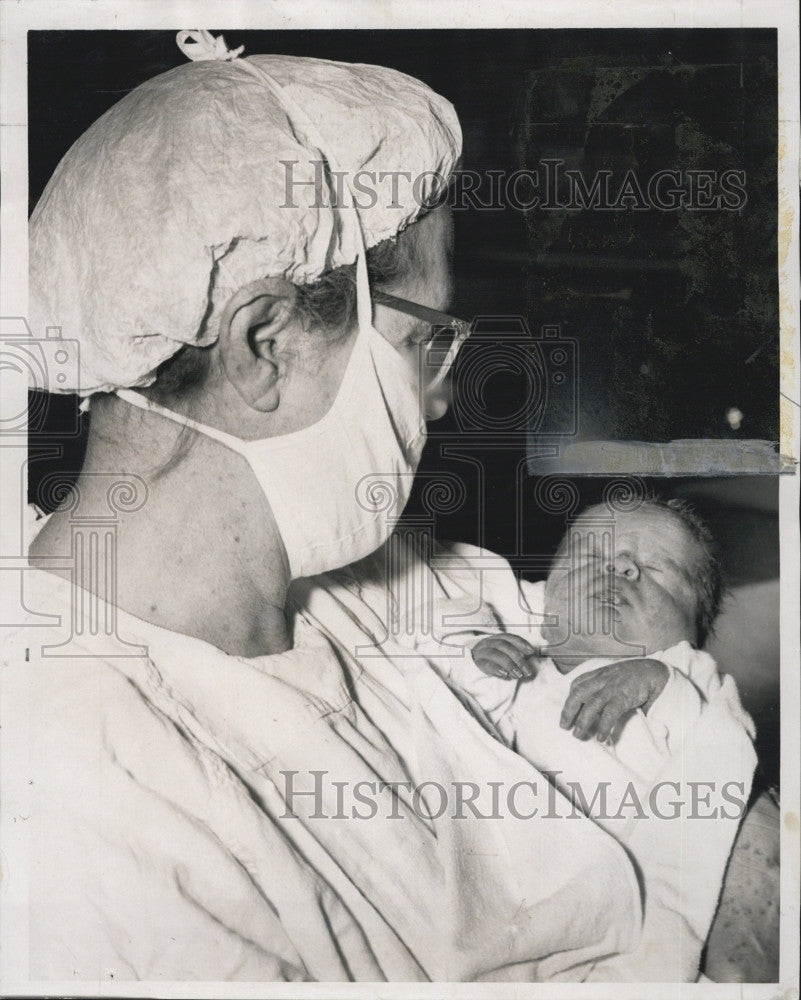 1960 Press Photo Myrtle Niccolls Nurse With Baby boy Hoban Mom Injured in Wreck - Historic Images