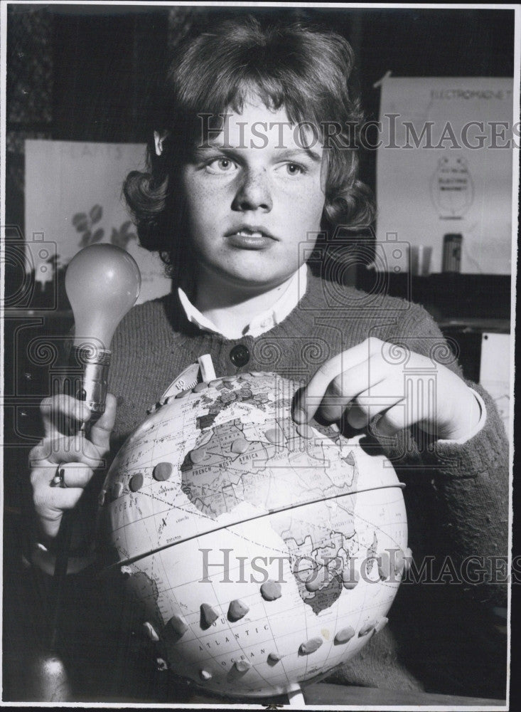 Press Photo Eileen Hoban Science Fair Project Gilbert Stuart School Dorchester - Historic Images